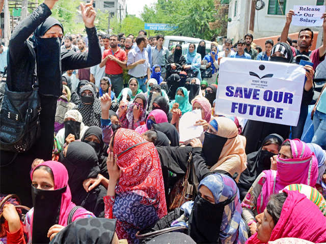 Women teachers protest in Srinagar