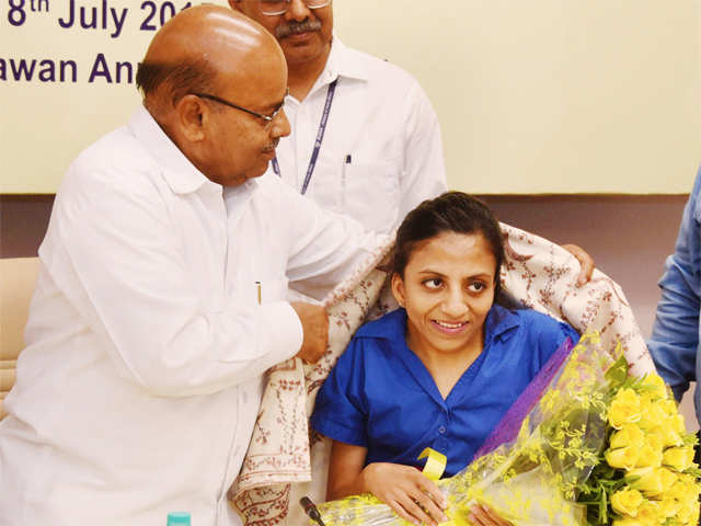 Thavar Singh Gehlot felicitates Ira Singhal