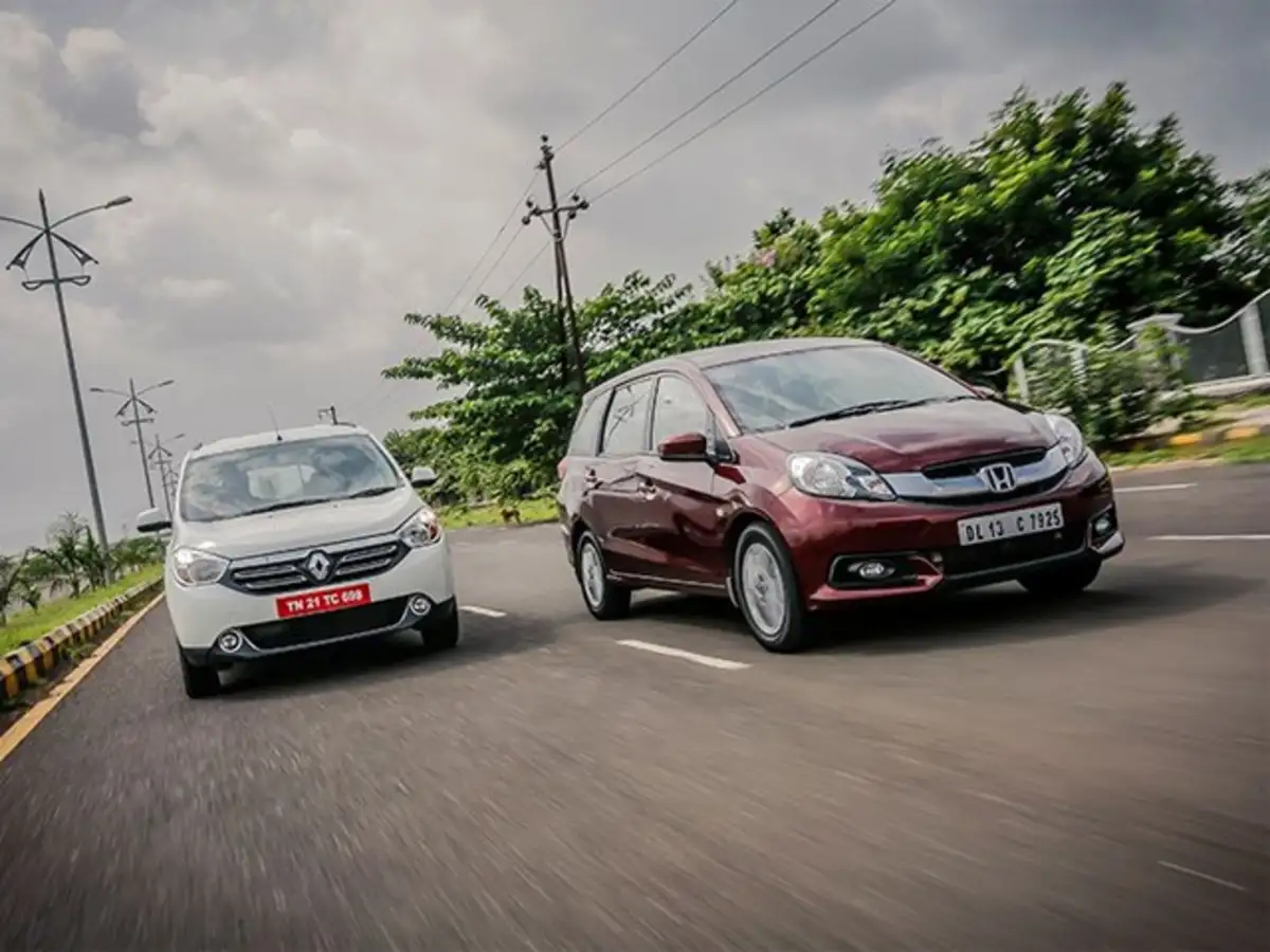 Price and Fuel Efficiency - Renault Lodgy vs Honda Mobilio: Comparison  Review | The Economic Times