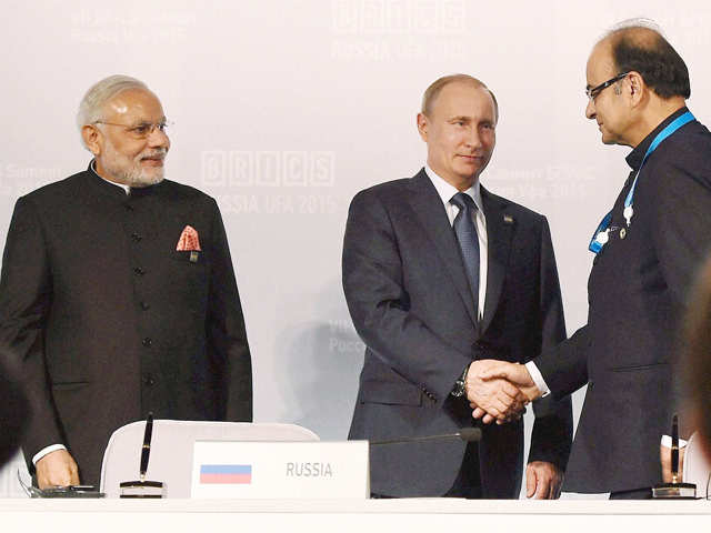 FM Arun Jaitely shake hands with Vladimir Putin