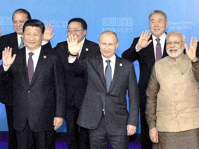 PM Modi gets a photo with other leaders