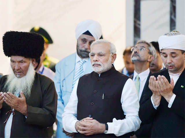 PM Modi offering prayer