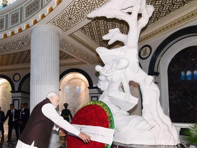 PM Modi laying wreath at Mausoleum