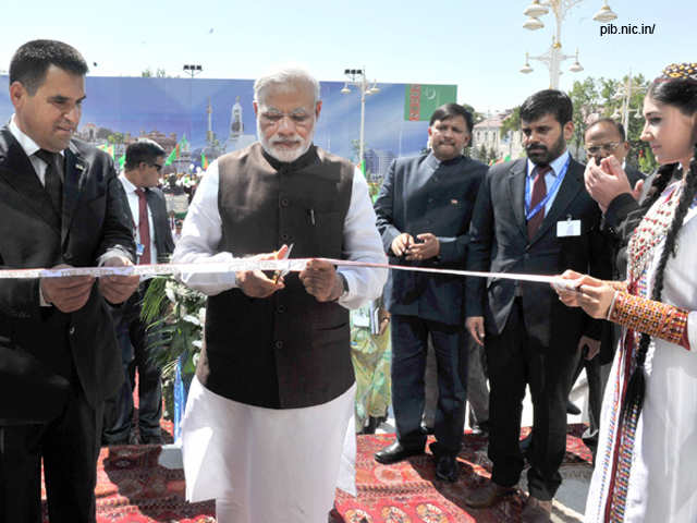 PM inaugurates Traditional Medicine and Yoga Centre