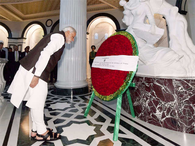 PM Modi at a mausoleum in Turkmenistan