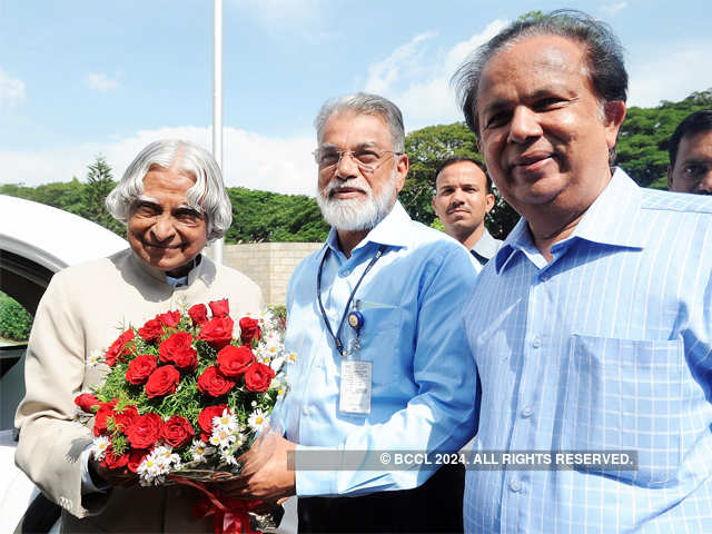 K Radhakrishnan offering flowers to APJ Abdul Kalam