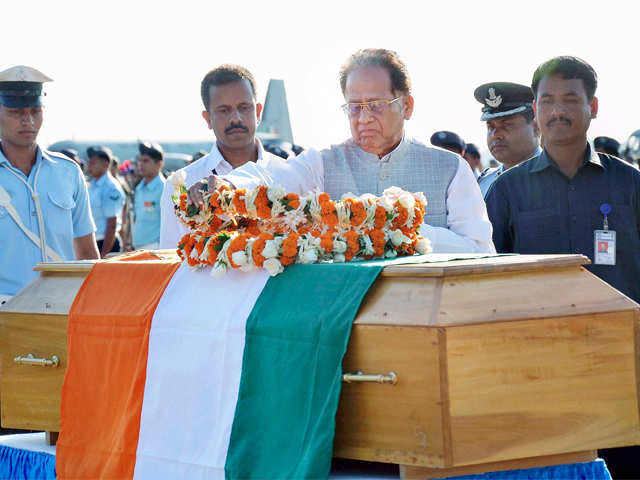 Tarun Gogoi paying floral tribute to Abdul Kalam