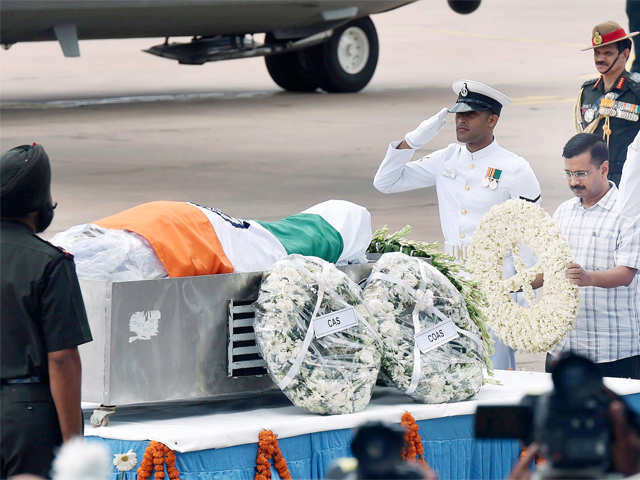 Kejriwal paying his last respect to Abdul Kalam