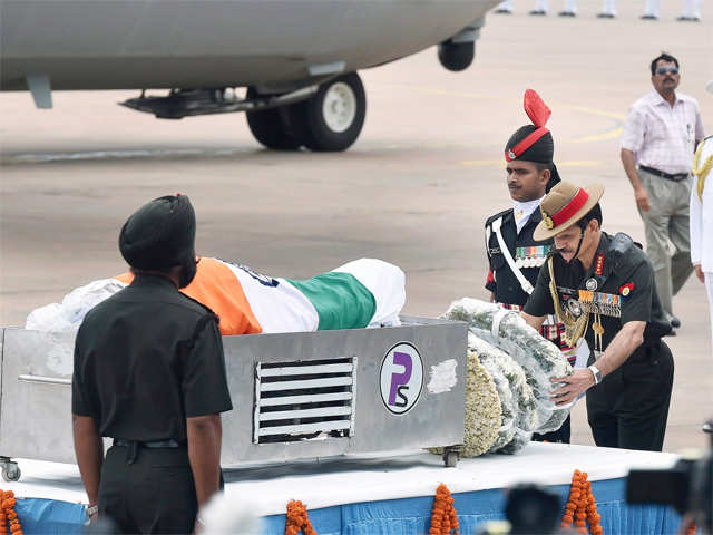 Army Chief Gen paying his last respect to Dr Kalam
