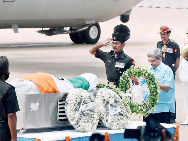 Parrikar paying his last respect to Dr Kalam