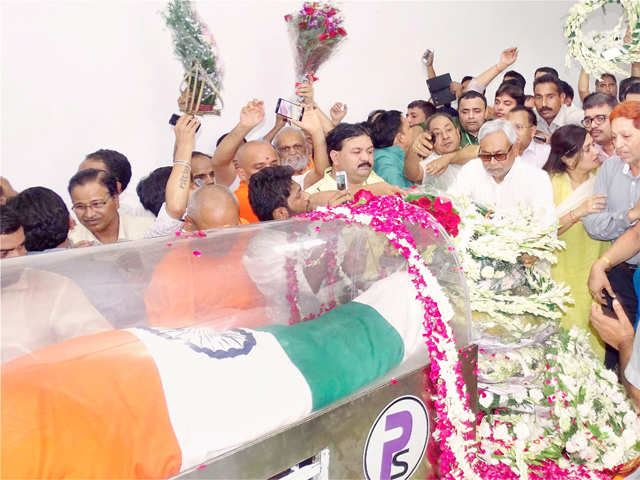 Nitish Kumar paying his last respect