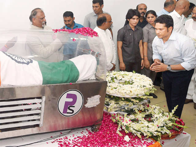 Sachin Tendulkar paying his last respects