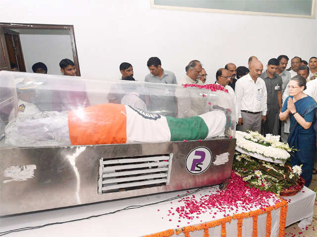 Sonia Gandhi paying homage to late Dr Kalam