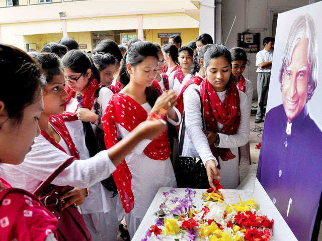 Students paying tribute to Kalam