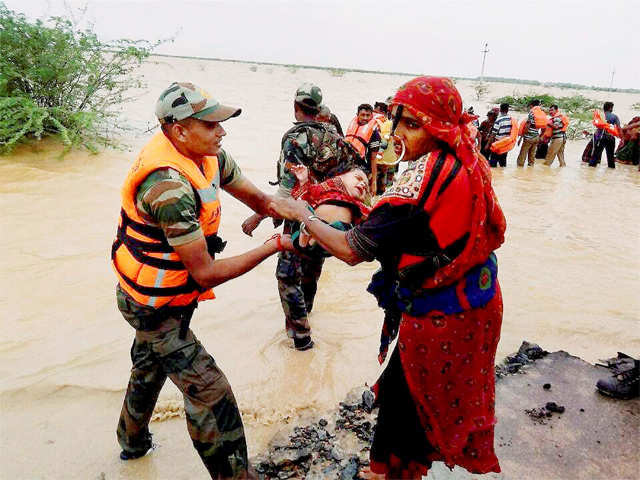 Army jawans help people affected by floods