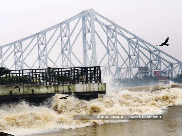 High tide on bank of river Hooghly