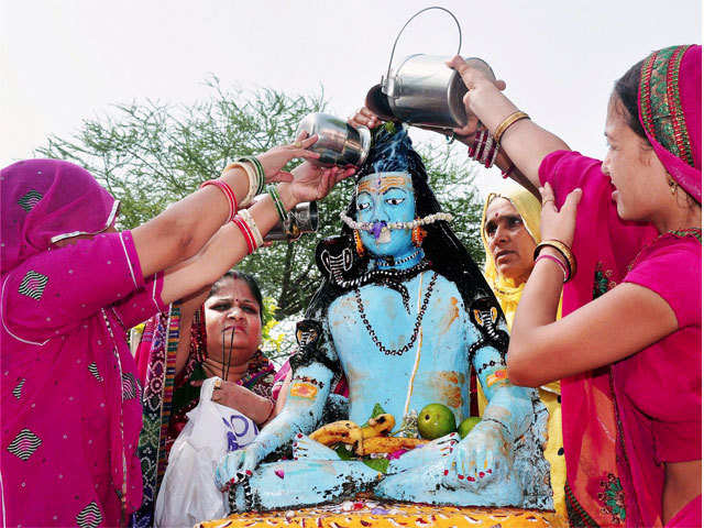 Devotees perform 'abhishek' of Lord Shiva