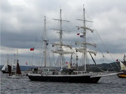 300 sail ships from all over the world