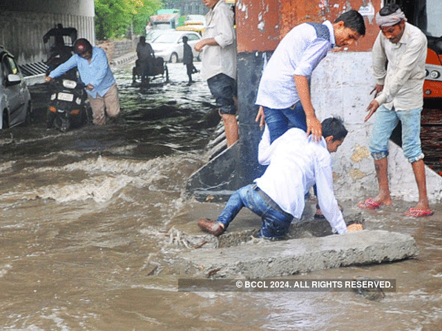 Delhi rains bring back waterlogging woes - ISBT | The Economic Times