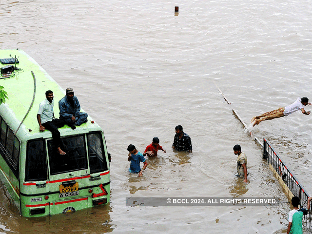 Heavy rains in Nagpur submerges road