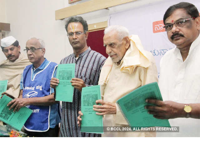 H S Doreswamy releasing the Manifesto for BBMP