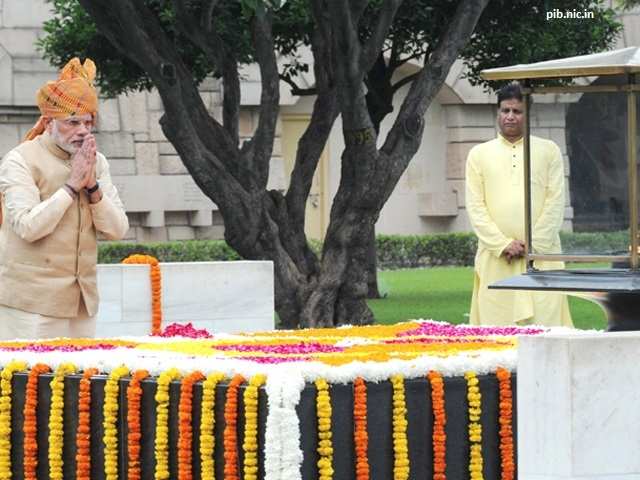 PM modi pays homage at the Samadhi of Mahatma Gandhi