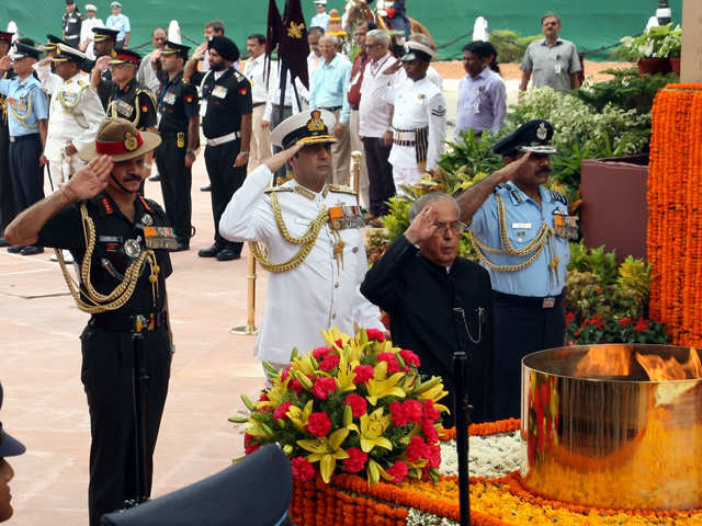 President pays tribute at Amar Jawan Jyoti
