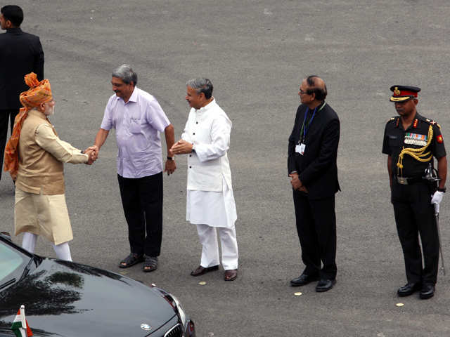 PM Modi shake hands with Manohar Parrikar