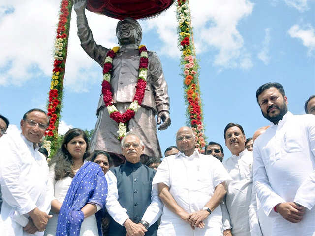 NCP leader Sharad Pawar and BJP MLA Pankaja Munde