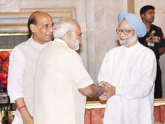 PM Narendra Modi shakes hand with former PM Manmohan Singh