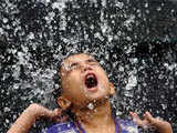 Bathing under a fountain