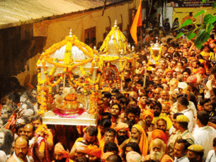 Kumbh Mela: Thousands take holy dip on first 'shahi snan'