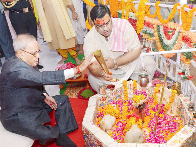President Pranab Mukherjee offers prayers