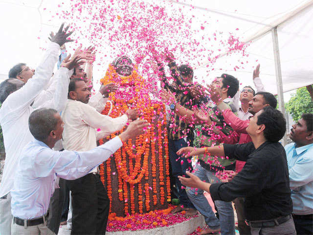 People paying tribute to Mother Teresa