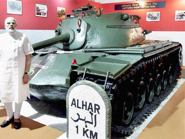 PM Modi poses infront of a captured Pakistani tank