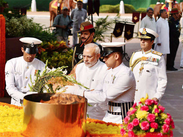 PM lays a wreath at Amar Jawan Jyoti