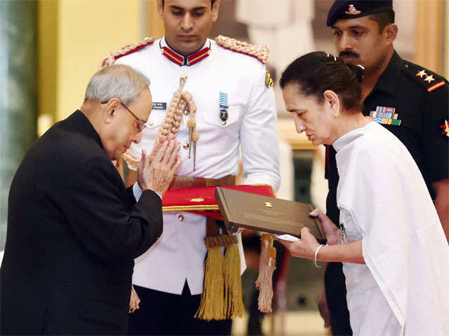 Mukherjee felicitates Asha Rani