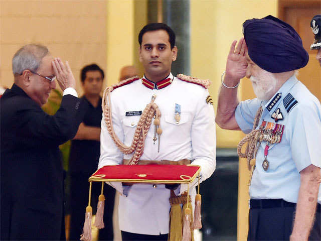 Pranab Mukherjee felicitates Arjan Singh