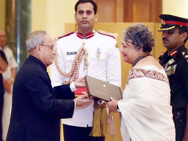 Felicitating Zarine Mahir, daughter of Lt Col A Tarapore