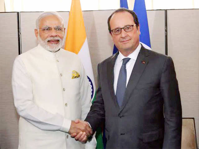PM Modi shakes hands with France President