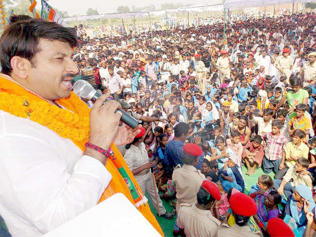 Manoj Tiwari addressing elelction rally