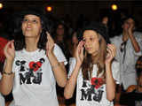 Young girls pay tribute to Michael Jackson