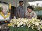 Sonia Gandhi pays her respects