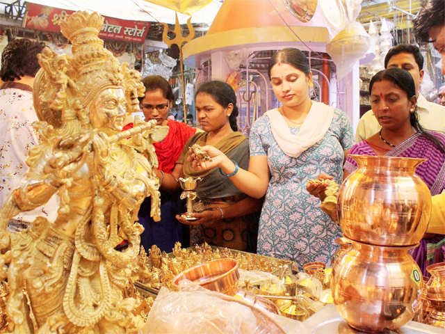People purchasing Laxmi idol in Nagpur