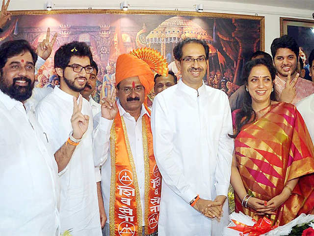 Uddhav Thackeray visits temple