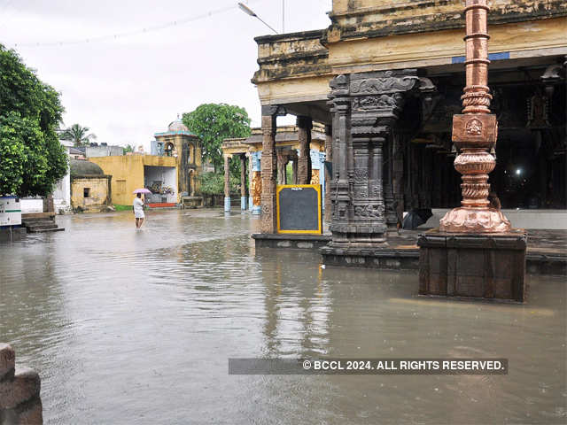 Rain lashes delta region