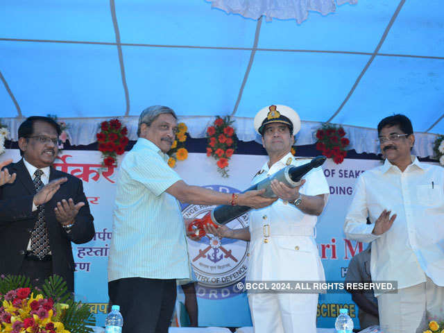 Parrikar hands over Mareech-ATDS to Navy chief Dhowan