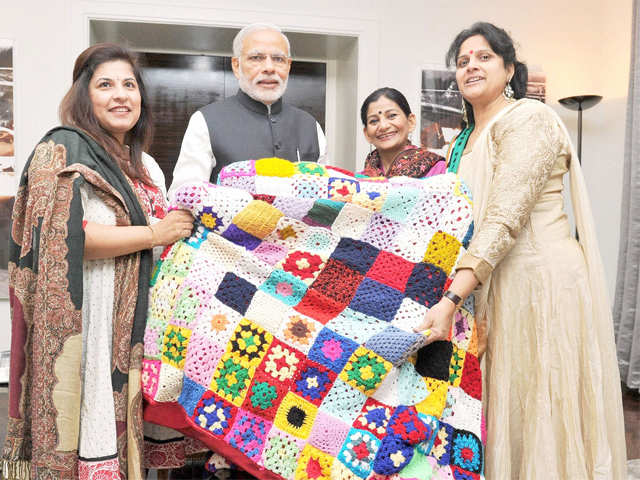 Women in UK presenting a blanket to PM Modi