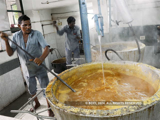 Food being prepared to serve the flood affected people