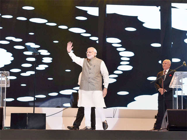 PM Modi waves to the people from Indian community